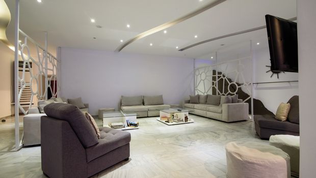 Großer Lounge-Bereich mit bequemen Sofas, modernen Raumteilern und stilvollem Deckenlicht – ideal zum Entspannen oder Lesen.