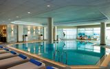 Blick auf den Indoor Pool im Hotel Mediterranean Beach