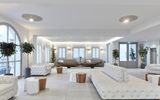 Elegante Hotel-Lobby im Costa Grand Resort & Spa – großzügiger, lichtdurchfluteter Raum mit modernen weißen Sitzmöbeln, stilvollen Deko-Elementen und mediterranen Pflanzen in minimalistischer, luxuriöser Atmosphäre.