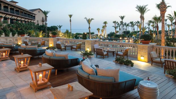 Stimmungsvolle Lounge-Terrasse mit bequemen Sitzmöbeln und Kerzenlaternen – perfekter Ort für einen entspannten Abend mit Blick aufs Meer.