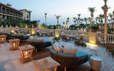 Stimmungsvolle Lounge-Terrasse mit bequemen Sitzmöbeln und Kerzenlaternen – perfekter Ort für einen entspannten Abend mit Blick aufs Meer.