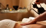 Wohltuende Ölmassage in stilvoller Spa-Atmosphäre – für entspannte Momente und ganzheitliches Wohlbefinden im Urlaub.