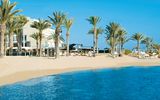Feinsandiger Strand mit Palmen direkt vor dem Hotel, ruhig gelegen mit herrlichem Blick auf das tiefblaue Meer.